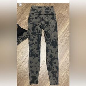 Lululemon - sz small, probably 4. No tags.